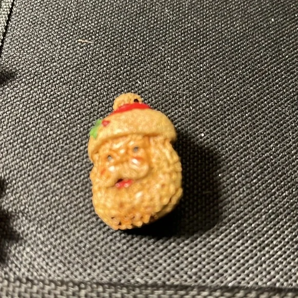 Vintage Christmas assortment-3pr clip on earrings; 1 Santa pin;1 wreath pin - Picture 6 of 8